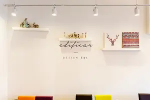 화이트 캔버스 위 컬러풀한 감성 카페 D-FLACK